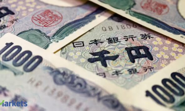 Yen weaker in thin trading as traders stay alert to intervention risk