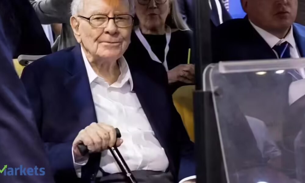 Warren Buffett retires on December 31 and leaves behind a manual for a life in investing