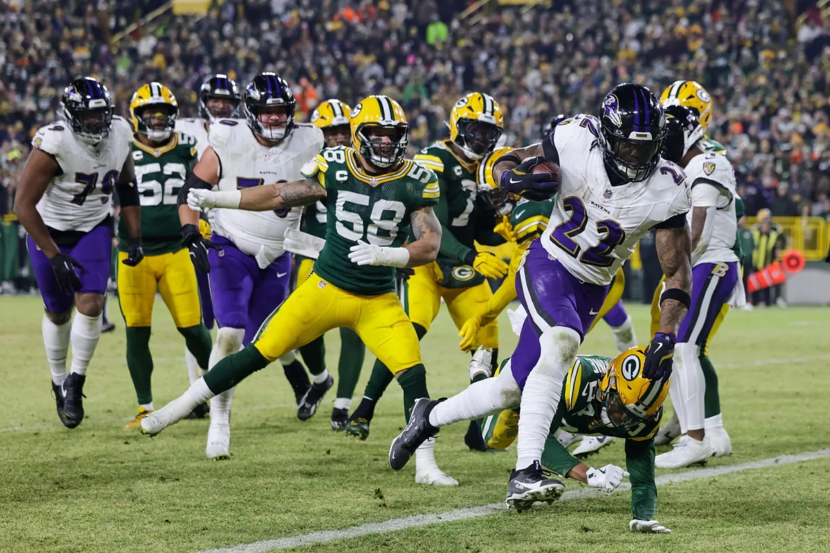 Ravens keep playoff hopes alive as Derrick Henry runs over Packers