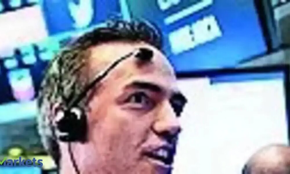 A brutal year for stock picking spurs trillion-dollar fund exodus