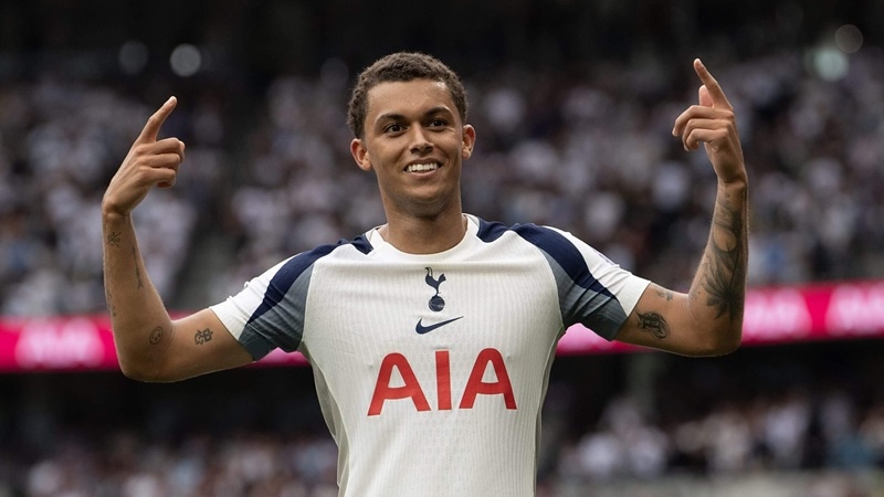 Spurs boss Thomas Frank expects Brennan Johnson to be available for Brentford clash despite Crystal Palace agreement (Video)