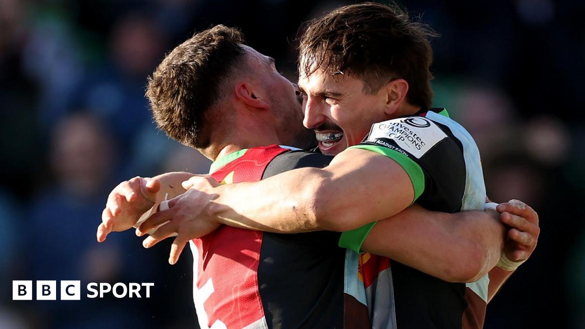 Harlequins celebrate Cadan Murley's first-half try