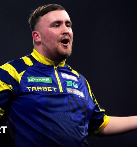 Luke Littler celebrates winning a set against Rob Cross at the PDC World Championships