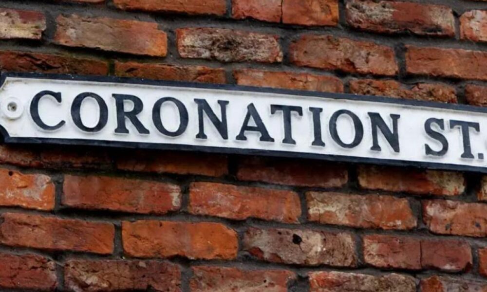 Coronation Street: Controlling and coercive behaviour signs