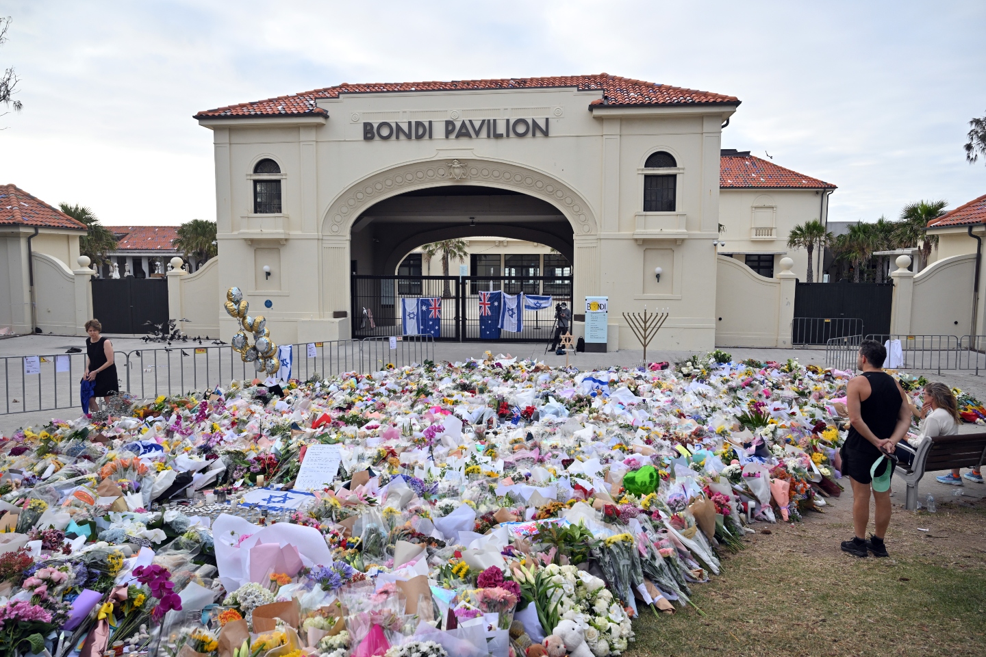 Bondi victims' funerals begin as gunman to face charges