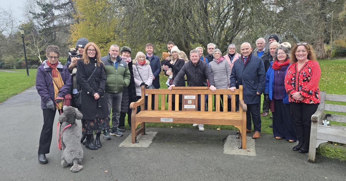 Micky Hazard and Graham Roberts unveil mental health benches