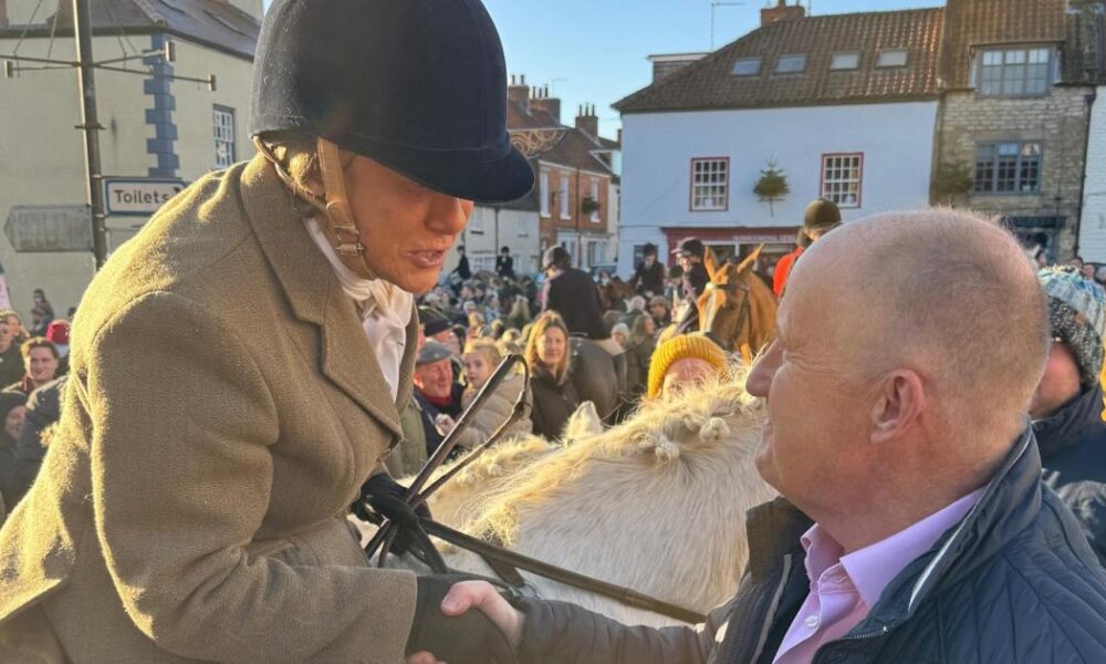 Kevin Hollingrake MP meets Sinnington Hunt on Boxing Day