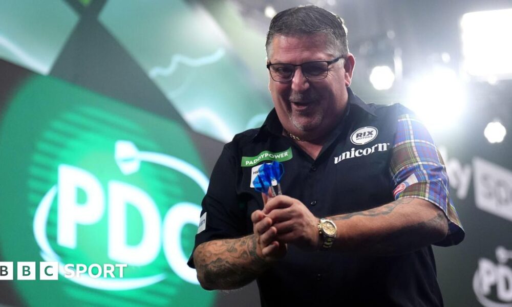Gary Anderson celebrates beating Jermaine Wattimena in the PDC World Championship