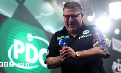 Gary Anderson celebrates beating Jermaine Wattimena in the PDC World Championship