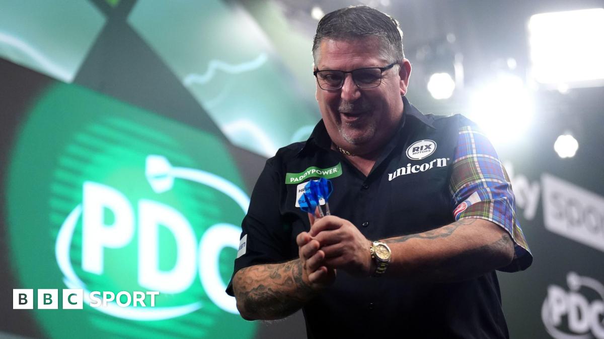 Gary Anderson celebrates beating Jermaine Wattimena in the PDC World Championship