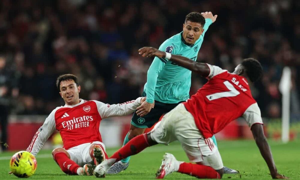 Premier League leaders held at half-time by spirited strugglers