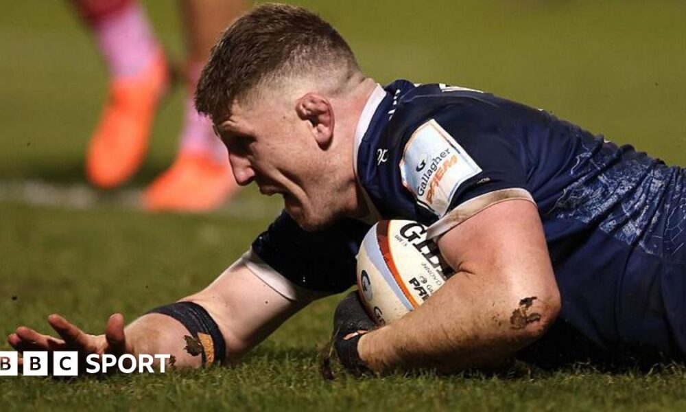 Jacques Vermeulen dives to score a try for Sale Sharks