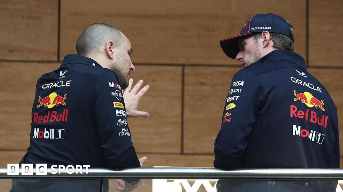 Gianpiero Lambiase (left) and Max Verstappen (right) talking