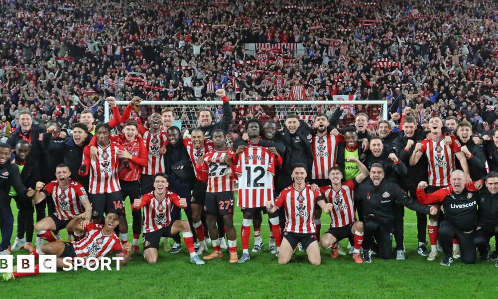 Sunderland players and coaching staff pose for a picture at the end of their win over Newcastle