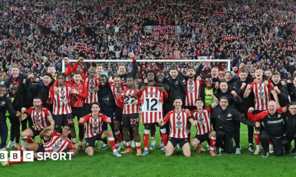 Sunderland players and coaching staff pose for a picture at the end of their win over Newcastle
