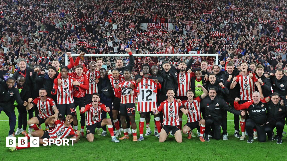 Sunderland players and coaching staff pose for a picture at the end of their win over Newcastle