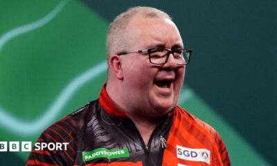 Stephen Bunting shouting in celebration