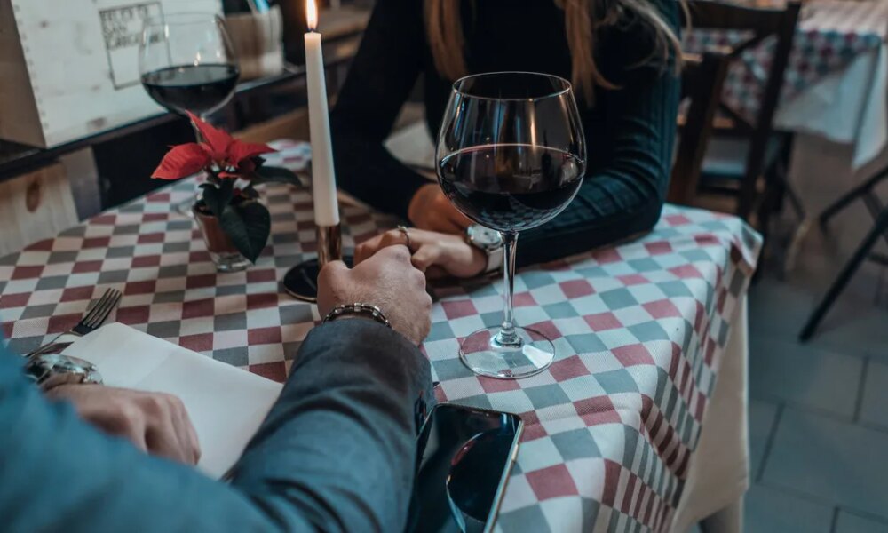 I Asked A Therapist To Rate 2025's Dating Trends