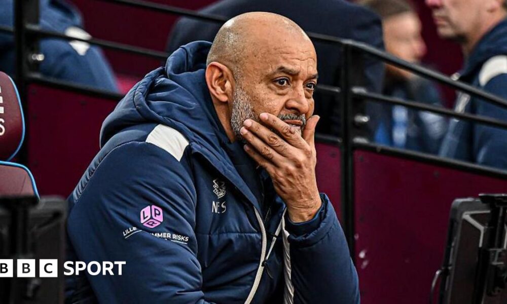 Nuno Espírito Santo looks on during a West Ham match