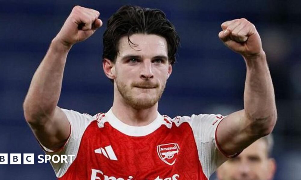 Wayne Rooney and Dominic Calvert-Lewin celebrate an Everton goal