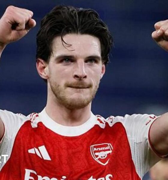 Wayne Rooney and Dominic Calvert-Lewin celebrate an Everton goal