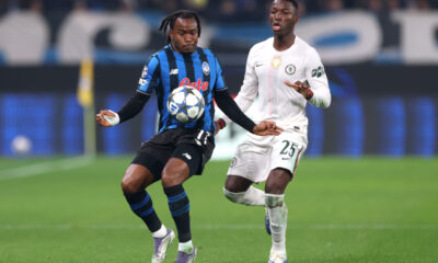 BERGAMO, ITALY - DECEMBER 09: Ademola Lookman of Atalanta controls the ball whilst under pressure from Moises Caicedo of Chelsea during the UEFA Champions League 2025/26 League Phase MD6 match between Atalanta BC and Chelsea FC at Stadio di Bergamo on December 09, 2025 in Bergamo, Italy. (Photo by Carl Recine/Getty Images)