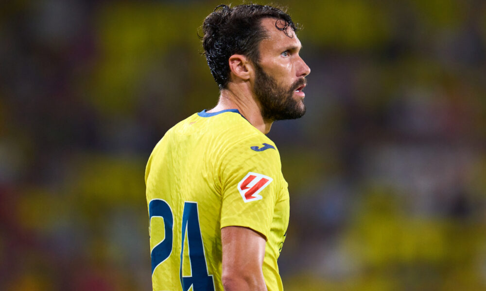 VILLARREAL, SPAIN - AUGUST 10: Alfonso Pedraza of Villarreal CF in action during the Trofeo de La Ceramica match between Villarreal CF and Aston Villa at Estadio de la Ceramica on August 10, 2025 in Villarreal, Spain. (Photo by Aitor Alcalde/Getty Images)