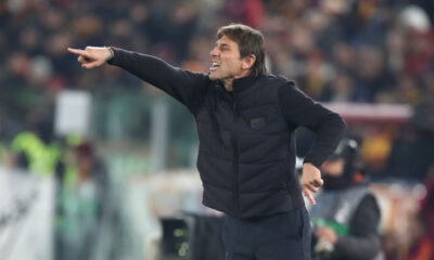 ROME, ITALY - NOVEMBER 30: Antonio Conte, Head Coach of Napoli, gestures to his players during the Serie A match between AS Roma and SSC Napoli at Stadio Olimpico on November 30, 2025 in Rome, Italy. (Photo by Paolo Bruno/Getty Images)