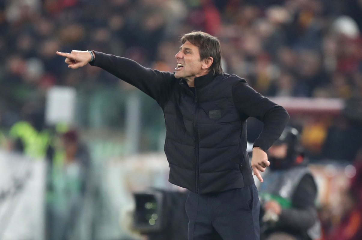 ROME, ITALY - NOVEMBER 30: Antonio Conte, Head Coach of Napoli, gestures to his players during the Serie A match between AS Roma and SSC Napoli at Stadio Olimpico on November 30, 2025 in Rome, Italy. (Photo by Paolo Bruno/Getty Images)