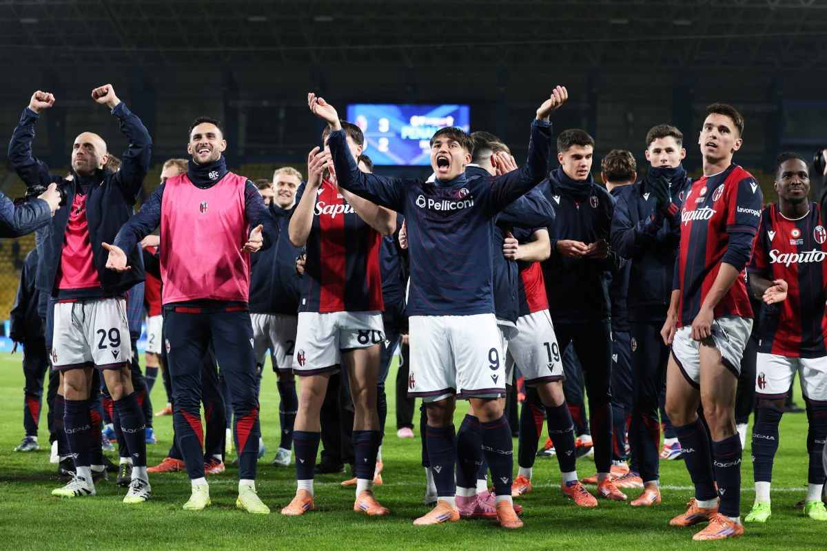 RIYADH, SAUDI ARABIA - DECEMBER 19: Santiago Castro of Bologna FC 1909 celebrates victory with teammates after the Supercoppa Italiana semifinal match between Bologna FC 1909 and FC Internazionale at King Saud University Stadium on December 19, 2025 in Riyadh, Saudi Arabia. (Photo by Yasser Bakhsh/Getty Images)