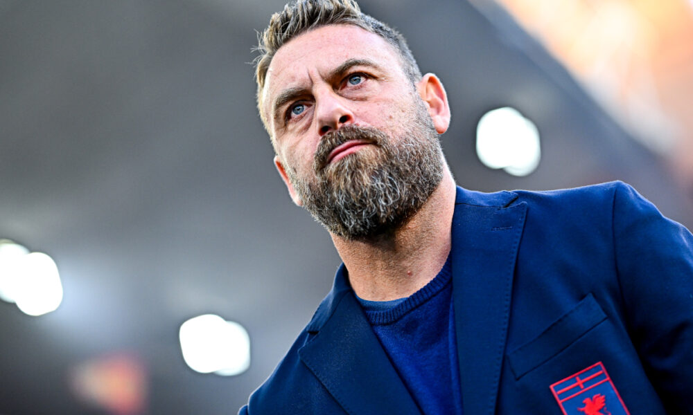 GENOA, ITALY - NOVEMBER 29: Daniele De Rossi, head coach of Genoa, looks on prior to kick-off in the Serie A match between Genoa CFC and Hellas Verona FC at Luigi Ferraris Stadium on November 29, 2025 in Genoa, Italy. (Photo by Simone Arveda/Getty Images)