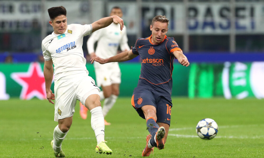 MILAN, ITALY - NOVEMBER 05: Davide Frattesi of Internazionale passes the ball under pressure from Dastan Satpayev of FC Kairat during the UEFA Champions League 2025/26 League Phase MD4 match between FC Internazionale Milano and FC Kairat Almaty at Stadio San Siro on November 05, 2025 in Milan, Italy. (Photo by Marco Luzzani/Getty Images)