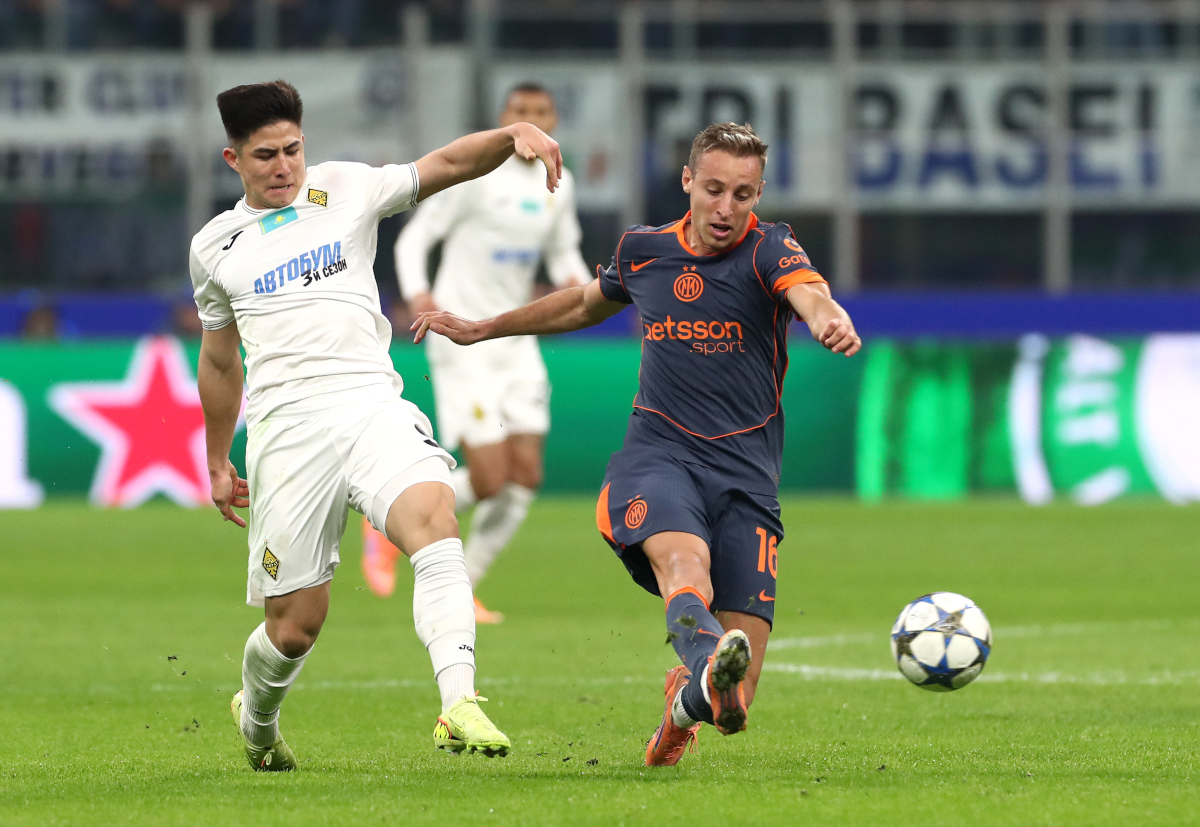 MILAN, ITALY - NOVEMBER 05: Davide Frattesi of Internazionale passes the ball under pressure from Dastan Satpayev of FC Kairat during the UEFA Champions League 2025/26 League Phase MD4 match between FC Internazionale Milano and FC Kairat Almaty at Stadio San Siro on November 05, 2025 in Milan, Italy. (Photo by Marco Luzzani/Getty Images)