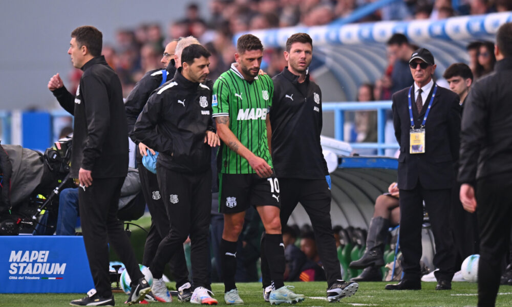 SASSUOLO, ITALY - OCTOBER 26: Domenico Berardi of Sassuolo leaves the pitch following medical treatment after picking up an injury during the Serie A match between US Sassuolo Calcio and AS Roma at Mapei Stadium Citta del Tricolore on October 26, 2025 in Sassuolo, Italy. (Photo by Alessandro Sabattini/Getty Images)