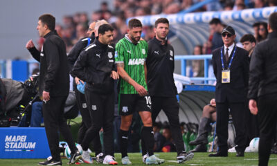 SASSUOLO, ITALY - OCTOBER 26: Domenico Berardi of Sassuolo leaves the pitch following medical treatment after picking up an injury during the Serie A match between US Sassuolo Calcio and AS Roma at Mapei Stadium Citta del Tricolore on October 26, 2025 in Sassuolo, Italy. (Photo by Alessandro Sabattini/Getty Images)