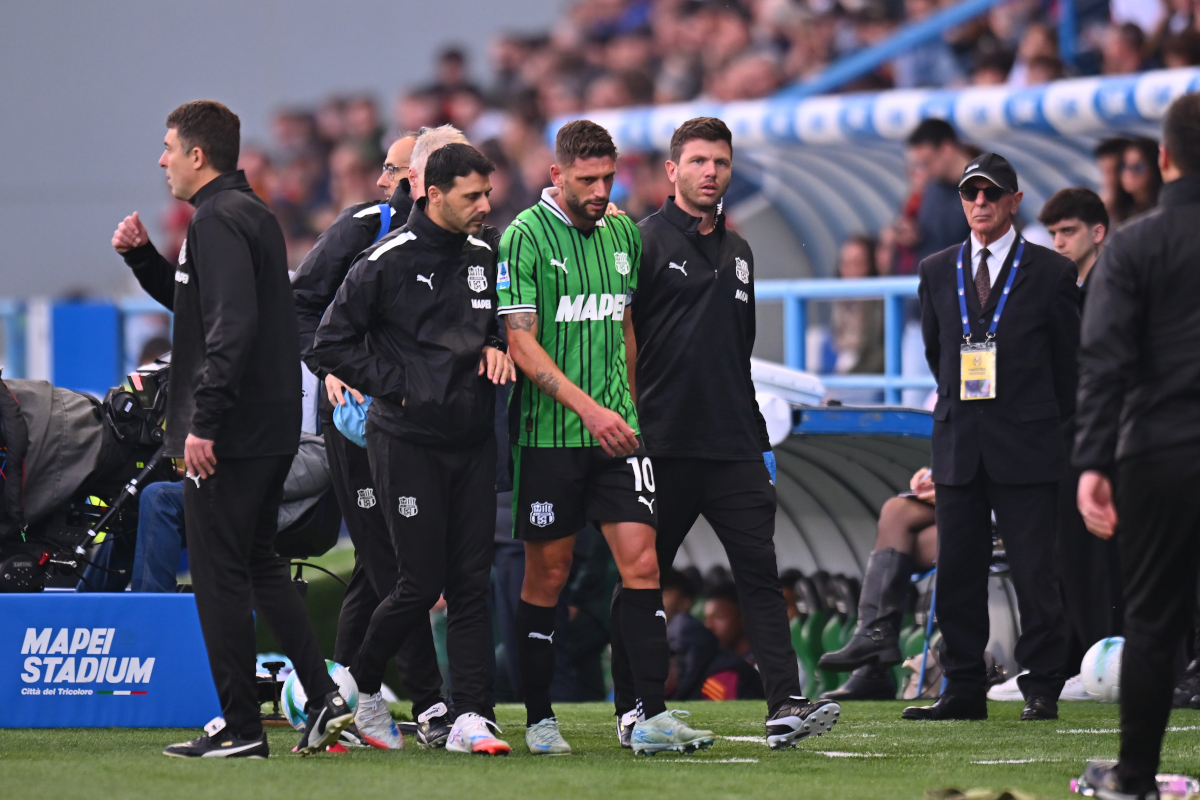 SASSUOLO, ITALY - OCTOBER 26: Domenico Berardi of Sassuolo leaves the pitch following medical treatment after picking up an injury during the Serie A match between US Sassuolo Calcio and AS Roma at Mapei Stadium Citta del Tricolore on October 26, 2025 in Sassuolo, Italy. (Photo by Alessandro Sabattini/Getty Images)