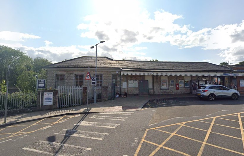 Man set upon by gang of teenagers outside Fareham train station as they tried to steal his rucksack