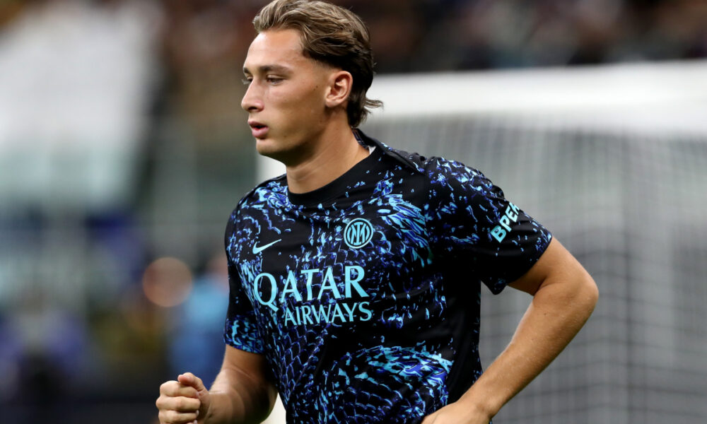 MILAN, ITALY - SEPTEMBER 21: Francesco Pio Esposito of Internazionale warms up prior to the Serie A match between FC Internazionale and US Sassuolo Calcio at Giuseppe Meazza Stadium on September 21, 2025 in Milan, Italy. (Photo by Marco Luzzani/Getty Images)