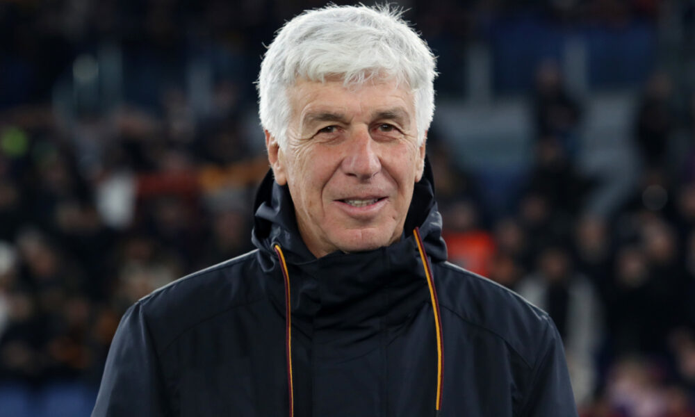 ROME, ITALY - DECEMBER 15: Gian Piero Gasperini, Head Coach of AS Roma, looks on prior to the Serie A match between AS Roma and Como 1907 at Stadio Olimpico on December 15, 2025 in Rome, Italy. (Photo by Paolo Bruno/Getty Images)
