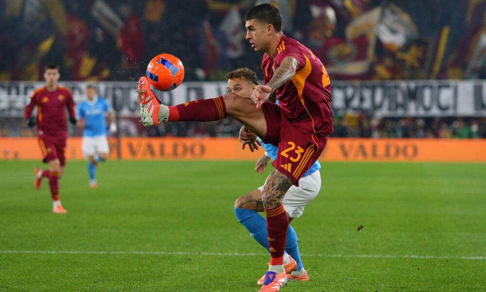 ROME, ITALY - NOVEMBER 30: Gianluca Mancini of AS Roma controls the ball whilst under pressure from Noa Lang of Napoli during the Serie A match between AS Roma and SSC Napoli at Stadio Olimpico on November 30, 2025 in Rome, Italy. (Photo by Paolo Bruno/Getty Images)