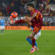ROME, ITALY - NOVEMBER 30: Gianluca Mancini of AS Roma controls the ball whilst under pressure from Noa Lang of Napoli during the Serie A match between AS Roma and SSC Napoli at Stadio Olimpico on November 30, 2025 in Rome, Italy. (Photo by Paolo Bruno/Getty Images)