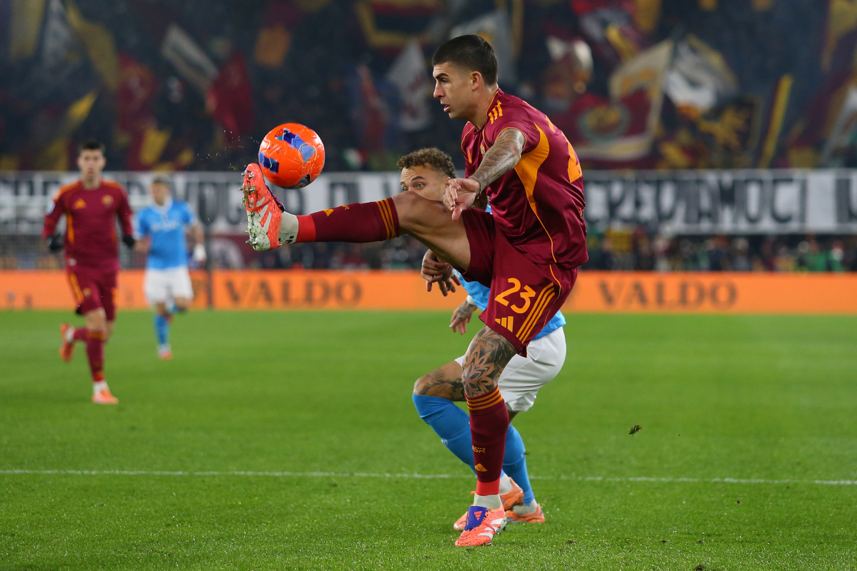 ROME, ITALY - NOVEMBER 30: Gianluca Mancini of AS Roma controls the ball whilst under pressure from Noa Lang of Napoli during the Serie A match between AS Roma and SSC Napoli at Stadio Olimpico on November 30, 2025 in Rome, Italy. (Photo by Paolo Bruno/Getty Images)