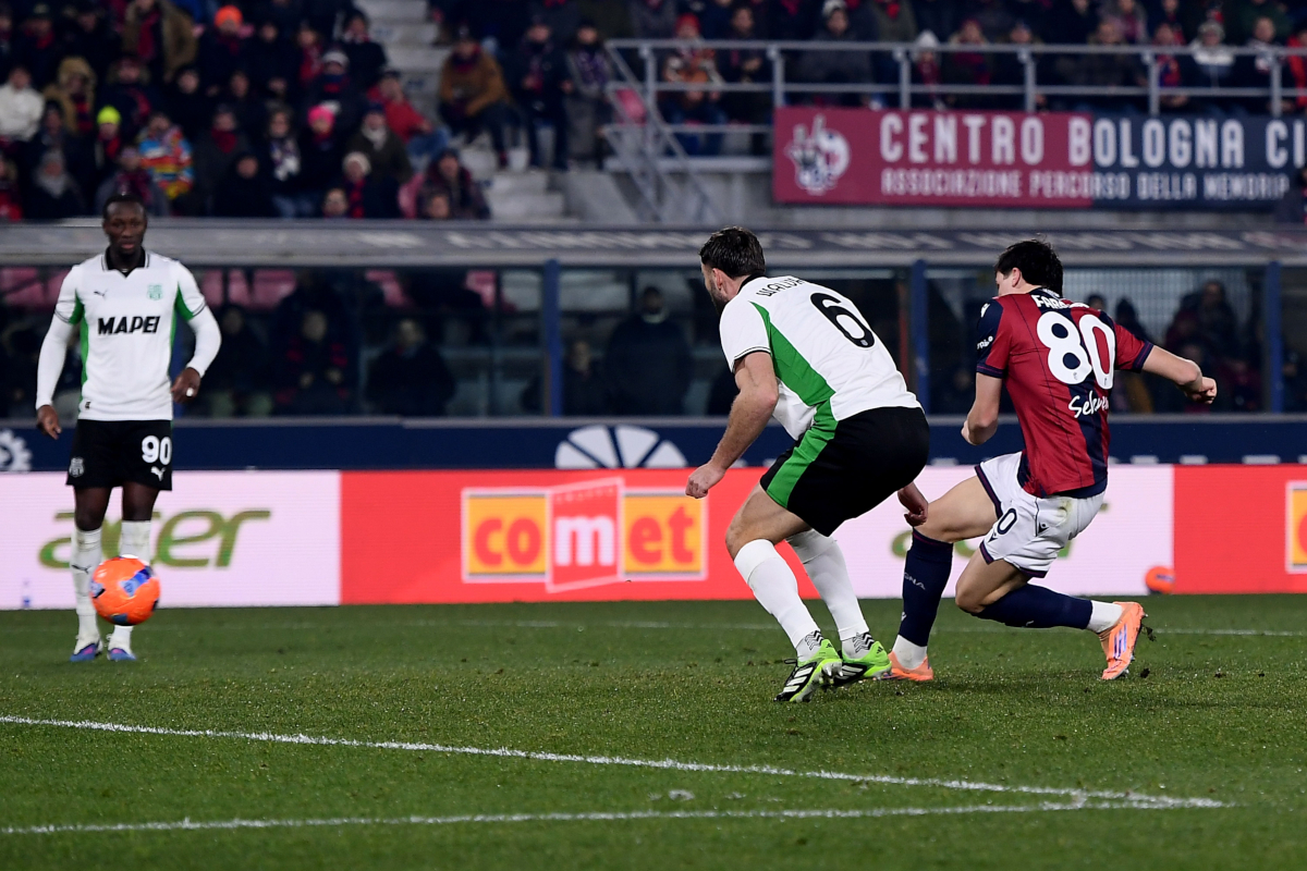 BOLOGNA, ITALY - DECEMBER 28: Giovanni Fabbian of Bologna FC scores the opening goal during the Serie A match between Bologna FC 1909 and US Sassuolo Calcio at Renato Dall