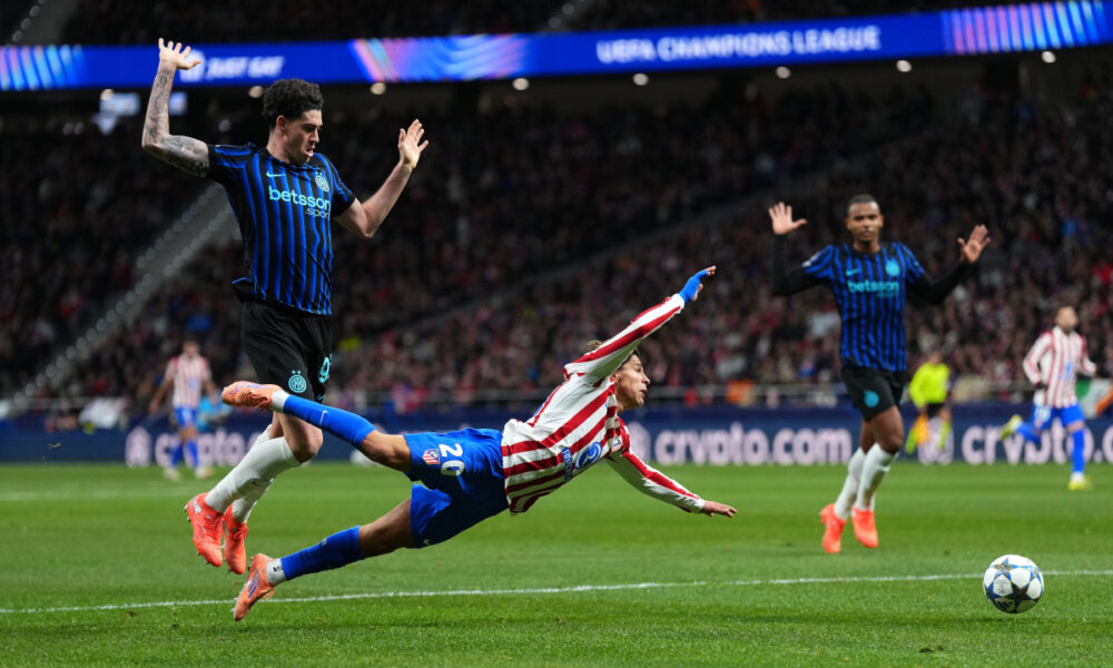 MADRID, SPAIN - NOVEMBER 26: Giuliano Simeone of Atletico de Madrid is challenged by Alessandro Bastoni of Internazionale during the UEFA Champions League 2025/26 League Phase MD5 match between Atletico de Madrid and FC Internazionale Milano at Estadio Metropolitano on November 26, 2025 in Madrid, Spain. (Photo by Angel Martinez/Getty Images)