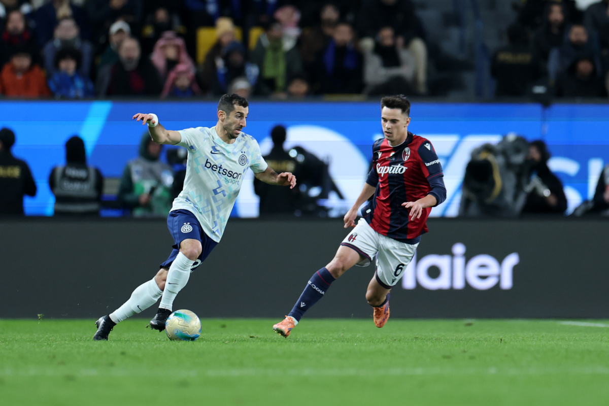 RIYADH, SAUDI ARABIA - DECEMBER 19: Henrikh Mkhitaryan of FC Internazionale competes for the ball with Nikola Moro of Bologna FC during the Supercoppa Italiana semifinal match between Bologna FC 1909 and FC Internazionale at King Saud University Stadium on December 19, 2025 in Riyadh, Saudi Arabia. (Photo by Abdullah Ahmed/Getty Images)