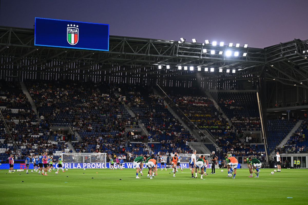 BERGAMO, ITALY - SEPTEMBER 05: Players of Italy during the warms up during the FIFA World Cup 2026 qualifier match between Italy and Estonia at Stadio di Bergamo on September 05, 2025 in Bergamo, Italy. (Photo by Mattia Ozbot/Getty Images)