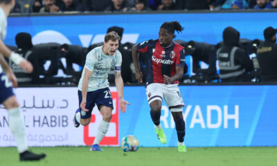 RIYADH, SAUDI ARABIA - DECEMBER 19: Nicolò Barella of FC Internazionale competes for the ball with Jonathan Rowe of Bologna FC during the Supercoppa Italiana semifinal match between Bologna FC 1909 and FC Internazionale at King Saud University Stadium on December 19, 2025 in Riyadh, Saudi Arabia. (Photo by Abdullah Ahmed/Getty Images)