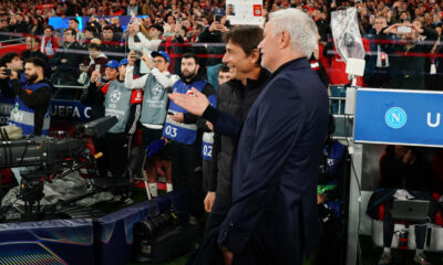 LISBON, PORTUGAL - DECEMBER 10: Antonio Conte, Head Coach of SSC Napoli (R), and Jose Mourinho, Head Coach of Benfica (C), talk on the side line prior to the UEFA Champions League 2025/26 League Phase MD6 match between SL Benfica and SSC Napoli at on December 10, 2025 in Lisbon, Portugal. (Photo by Gualter Fatia/Getty Images)