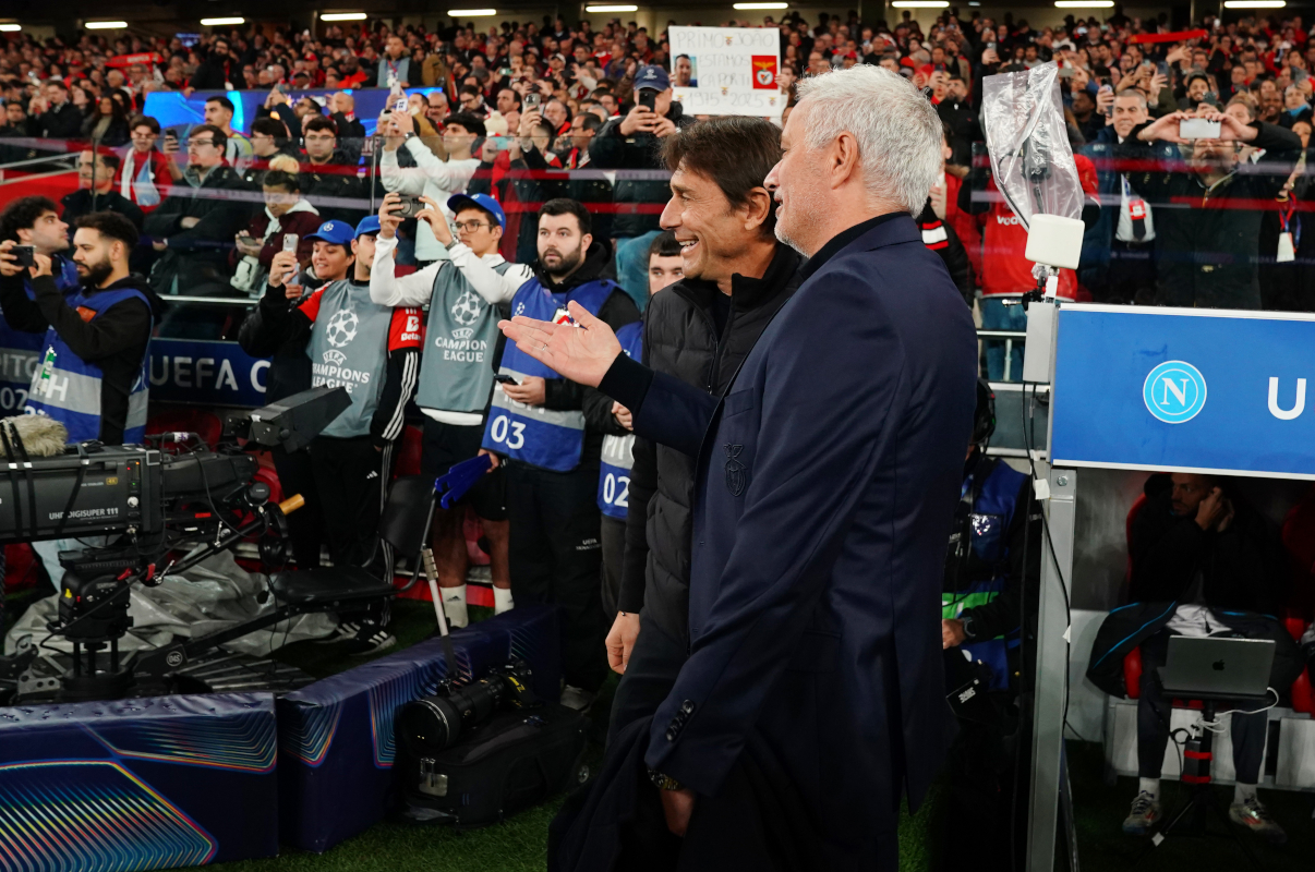 LISBON, PORTUGAL - DECEMBER 10: Antonio Conte, Head Coach of SSC Napoli (R), and Jose Mourinho, Head Coach of Benfica (C), talk on the side line prior to the UEFA Champions League 2025/26 League Phase MD6 match between SL Benfica and SSC Napoli at on December 10, 2025 in Lisbon, Portugal. (Photo by Gualter Fatia/Getty Images)
