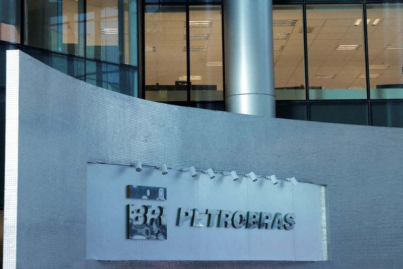 Brazil union set to accept Petrobras labor offer, end strike